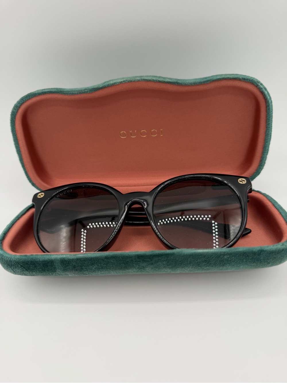 Gucci GG0091S Oversized Round Sunglasses Black Gradient Lens Bee Detail Full Set - Picture 6 of 6